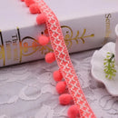 "Fita de Renda com Pompons – Toque Sofisticado para Seus Projetos!"
