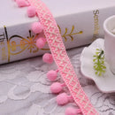 "Fita de Renda com Pompons – Toque Sofisticado para Seus Projetos!"