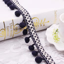 "Fita de Renda com Pompons – Toque Sofisticado para Seus Projetos!"