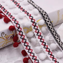 "Fita de Renda com Pompons – Toque Sofisticado para Seus Projetos!"