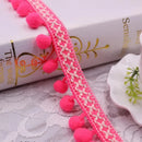 "Fita de Renda com Pompons – Toque Sofisticado para Seus Projetos!"