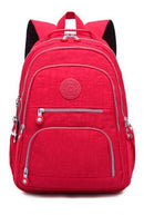 Mochilas Escolares!" Com uma variedade de cores e padrões, nossas mochilas escolares permitem que os alunos expressem sua individualidade com confiança.