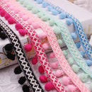 "Fita de Renda com Pompons – Toque Sofisticado para Seus Projetos!"